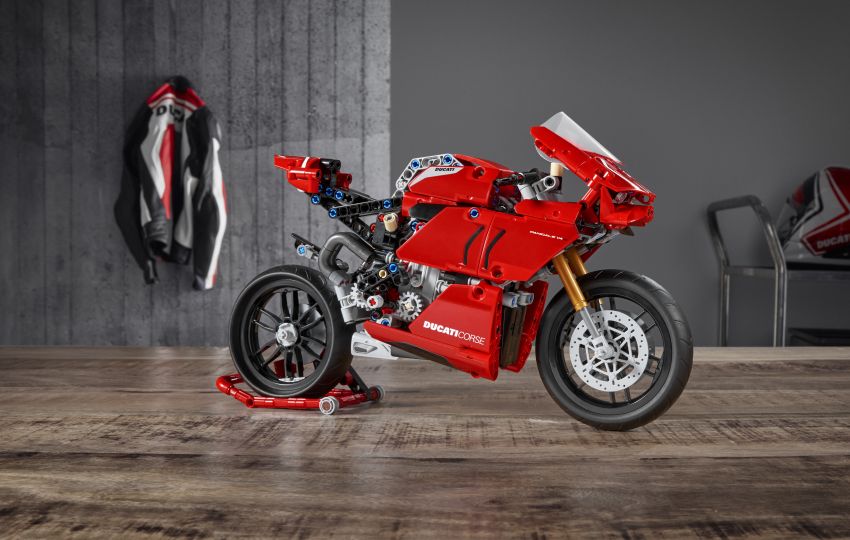 Lego goes Italian with the Ducati Panigale V4R 1108782
