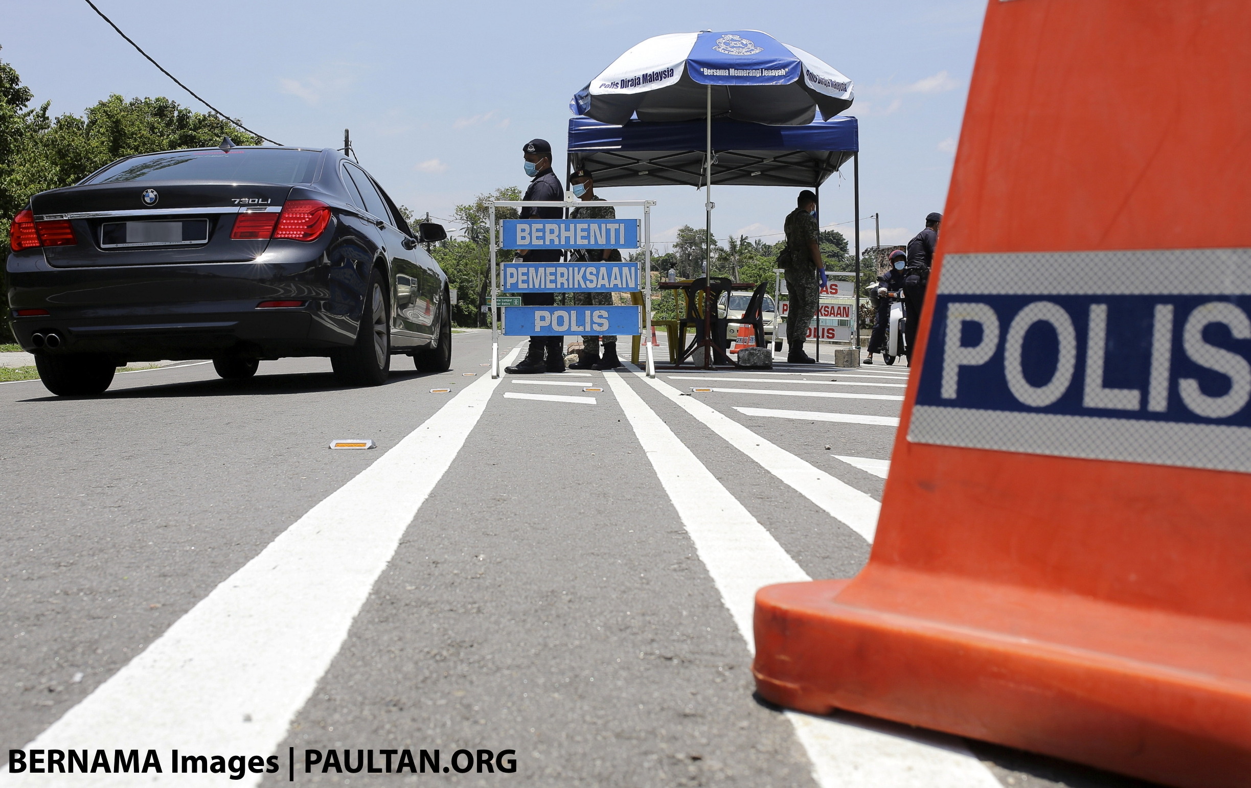 Polis ekori pemuda beri alasan palsu ketika sekatan jalan PKP, temui pusat operasi judi atas talian