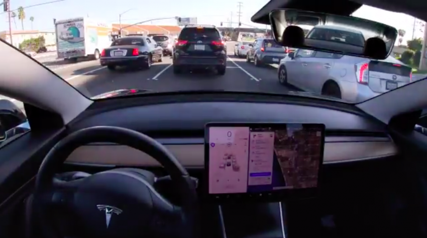 Tesla adds traffic light, stop sign detection to Autopilot 1111690