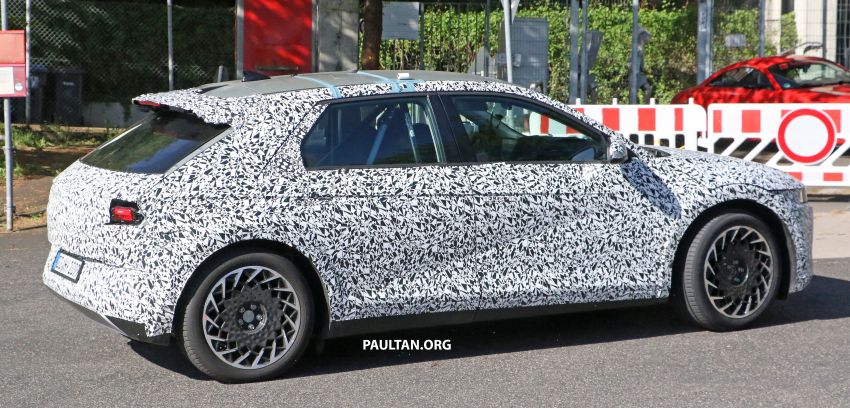 SPYSHOTS: Hyundai 45 seen with less camouflage 1116797