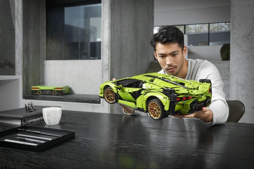 Lego Technic Lamborghini Sián FKP 37 — 3,696 bahagian; enjin V12, kotak gear 8-kelajuan boleh gerak 1123612