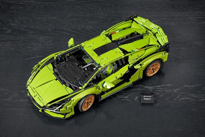 Lego Technic Lamborghini Sián FKP 37 — 3,696 bahagian; enjin V12, kotak gear 8-kelajuan boleh gerak 1123602