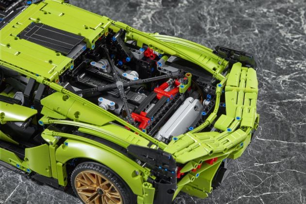 Lego Technic Lamborghini Sián FKP 37 — 3,696 bahagian; enjin V12, kotak gear 8-kelajuan boleh gerak