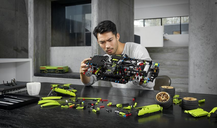 Lego Technic Lamborghini Sián FKP 37 — 3,696 bahagian; enjin V12, kotak gear 8-kelajuan boleh gerak 1123609