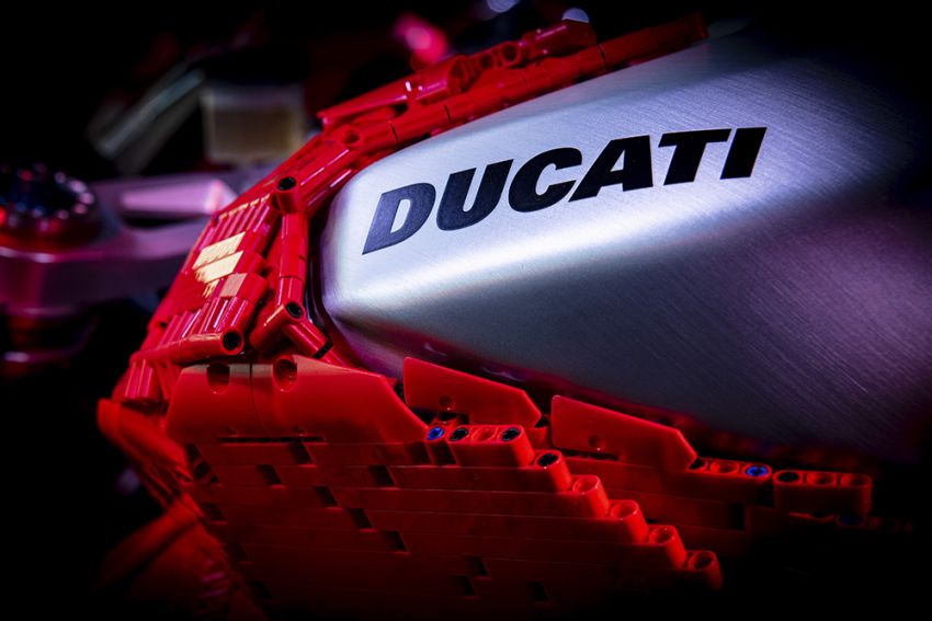 Ducati Panigale V4R saiz sebenar daripada Lego 1134690