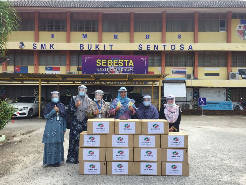 Perodua sumbang lebih 5,000 pelindung muka kepada beberapa buah sekolah di sekitar Hulu Selangor 1134714