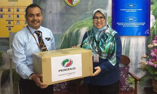 Perodua sumbang lebih 5,000 pelindung muka kepada beberapa buah sekolah di sekitar Hulu Selangor