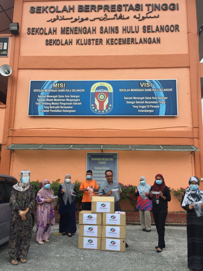 Perodua sumbang lebih 5,000 pelindung muka kepada beberapa buah sekolah di sekitar Hulu Selangor 1134717