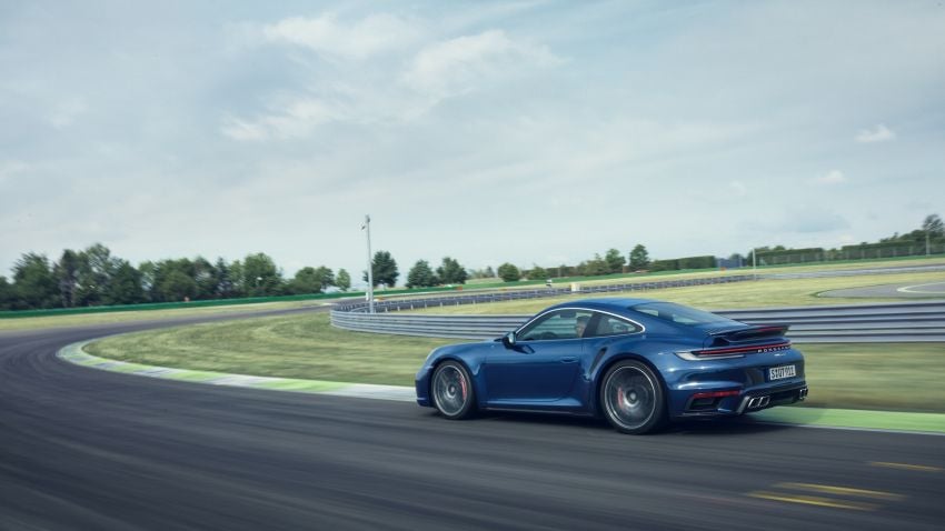 992 Porsche 911 Turbo – 580 PS/750 Nm, optional Lightweight Design package offers 30 kg reduction 1147506