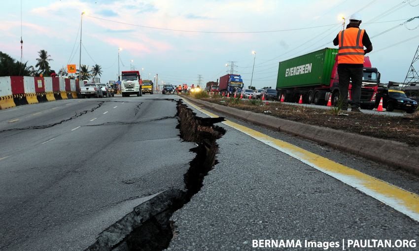 Jalan Klang-Banting soil erosion road damage caused by rain, LRT3 construction – repair to take a week 1150882