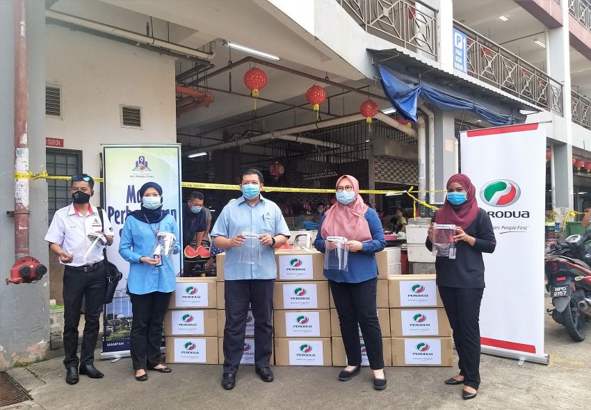 Perodua sumbang 10,000 pelindung muka buatan sendiri kepada masyarakat di Hulu Selangor, Selayang 1153000