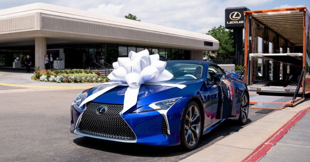 First Lexus LC 500 Convertible delivered to auction winner in the US – USD2 million to go to two charities