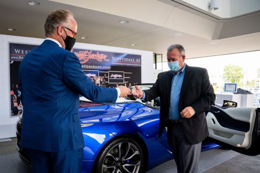 First Lexus LC 500 Convertible delivered to auction winner in the US – USD2 million to go to two charities 1156735