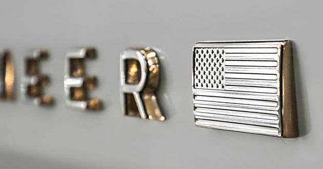 2021 Jeep Wagoneer teases its emblem and interior