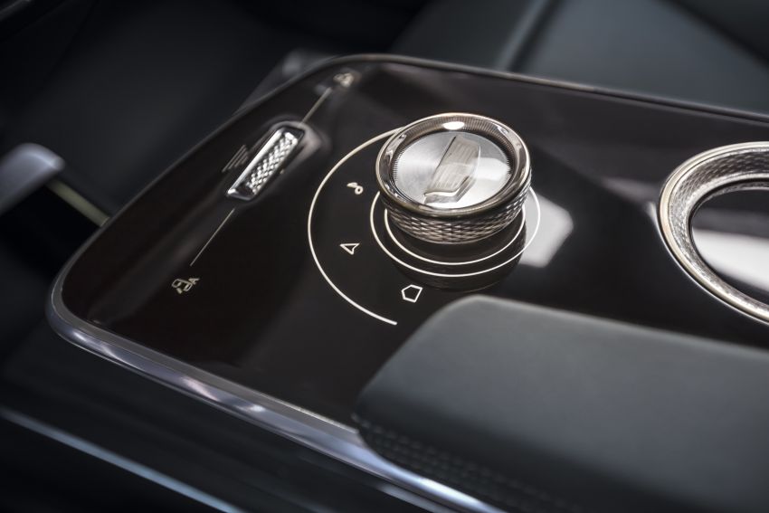 Cadillac Lyriq EV crossover – 480 km battery range, single and dual motor layouts; 33-inch LED display 1156733