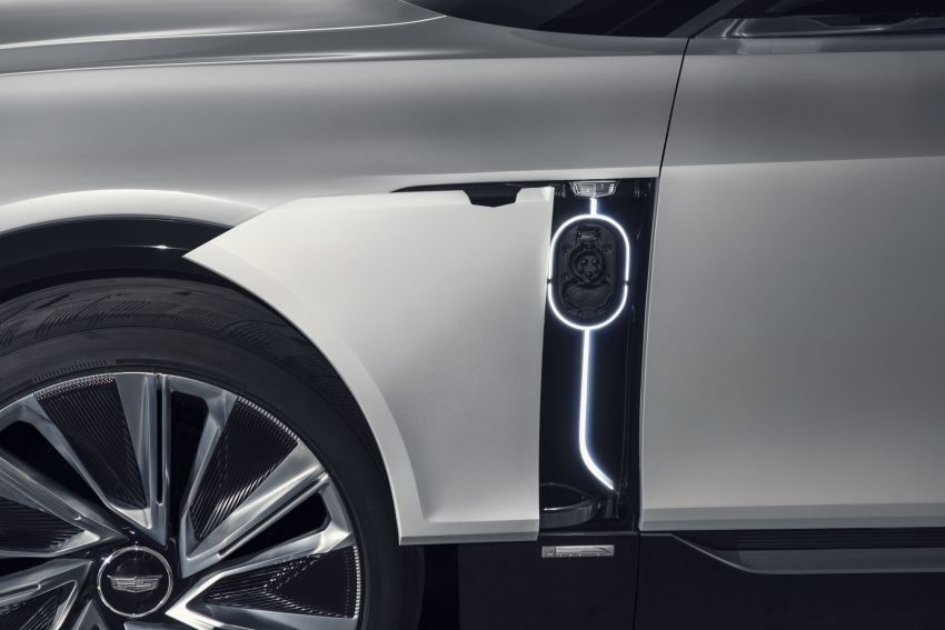 Cadillac Lyriq EV crossover – 480 km battery range, single and dual motor layouts; 33-inch LED display 1156743