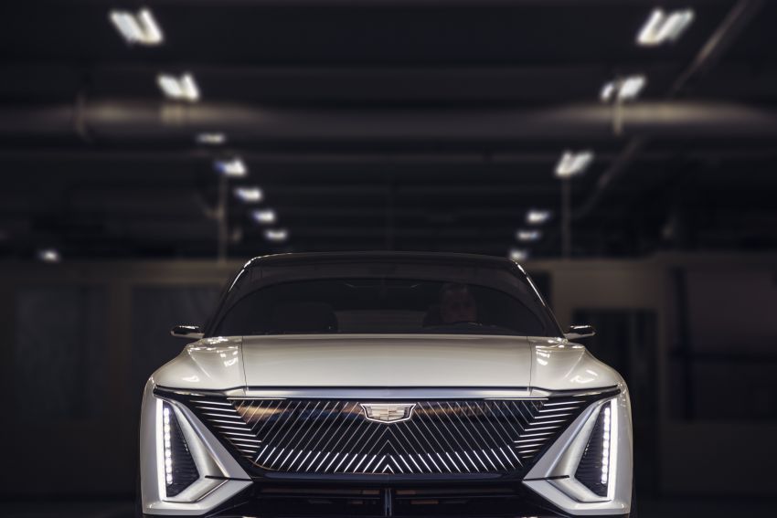 Cadillac Lyriq EV crossover – 480 km battery range, single and dual motor layouts; 33-inch LED display 1156751