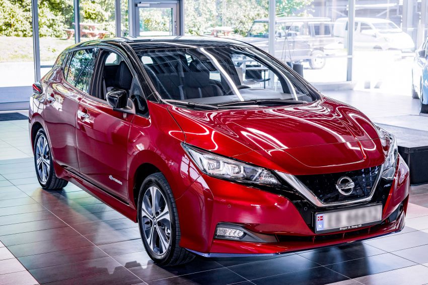 Nissan celebrates production of the 500,000th Leaf 1173830