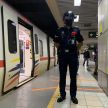 KTMB memperkenalkan helmet pengimbas suhu yang dipakai oleh Polis Bantuan yang meronda di stesen