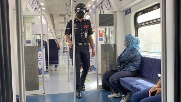KTMB memperkenalkan helmet pengimbas suhu yang dipakai oleh Polis Bantuan yang meronda di stesen