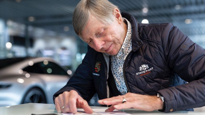 Dutch racing icon Gijs van Lennep collects his 2020 Porsche 911 Carrera S – featuring his own fingerprint! 1213587