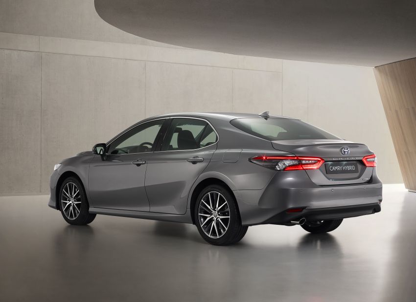 Toyota Camry Hybrid facelift debuts in Europe – larger infotainment display, expanded Toyota Safety Sense 1215385