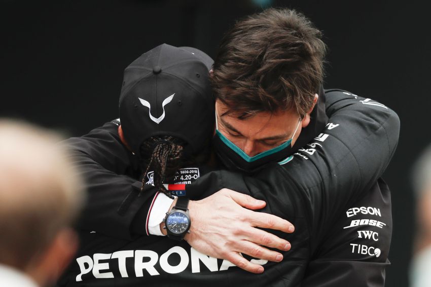 Lewis Hamilton wins 7th F1 title, tied with Schumacher 1210555