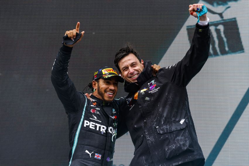 Lewis Hamilton wins 7th F1 title, tied with Schumacher 1210572