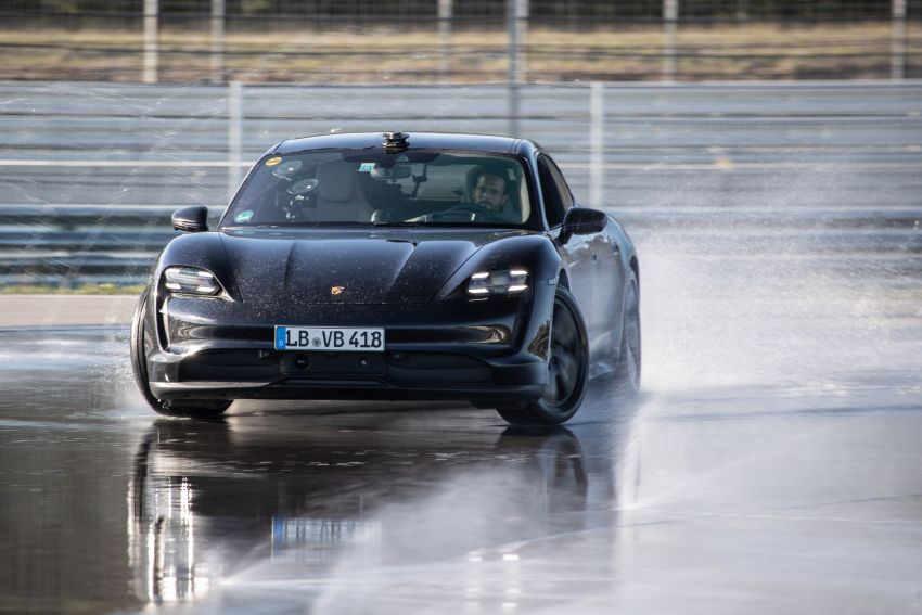 Porsche Taycan RWD slides into a new Guinness World Record – longest drift with an EV at 42.171 km Image #1215436