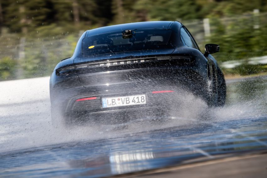 Porsche Taycan RWD slides into a new Guinness World Record – longest drift with an EV at 42.171 km 1215440