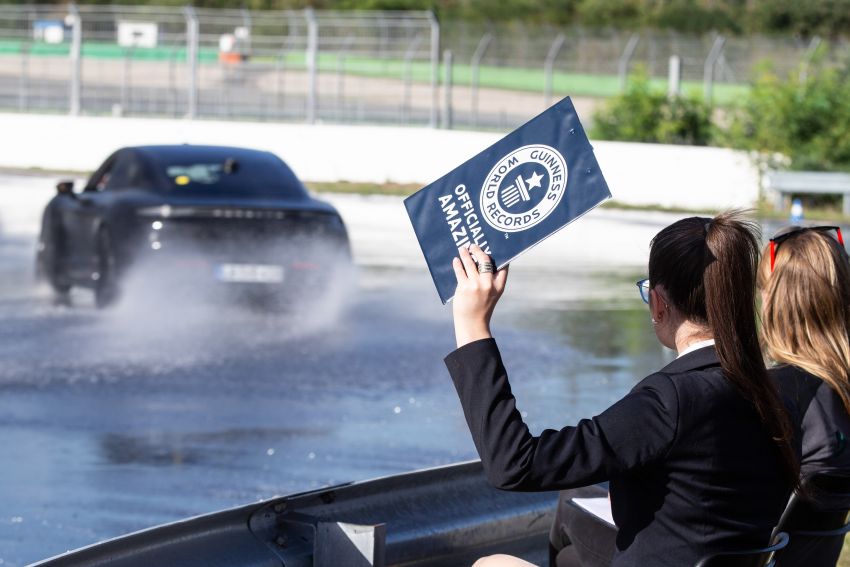 Porsche Taycan RWD slides into a new Guinness World Record – longest drift with an EV at 42.171 km 1215441