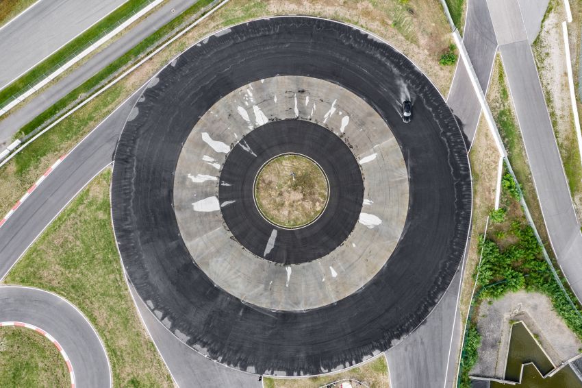 Porsche Taycan RWD slides into a new Guinness World Record – longest drift with an EV at 42.171 km Image #1215442