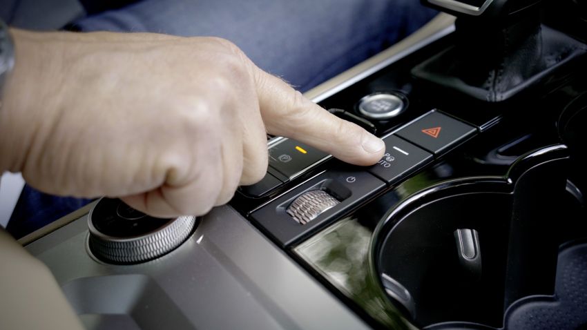 Volkswagen Touareg gets remote control Park Assist 1209605