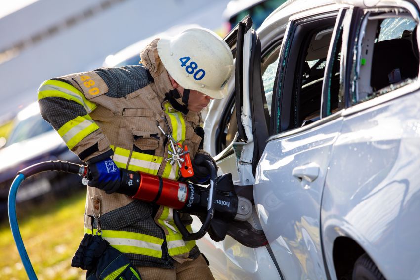 Volvo drops cars from 30 metres up to train rescuers 1210385
