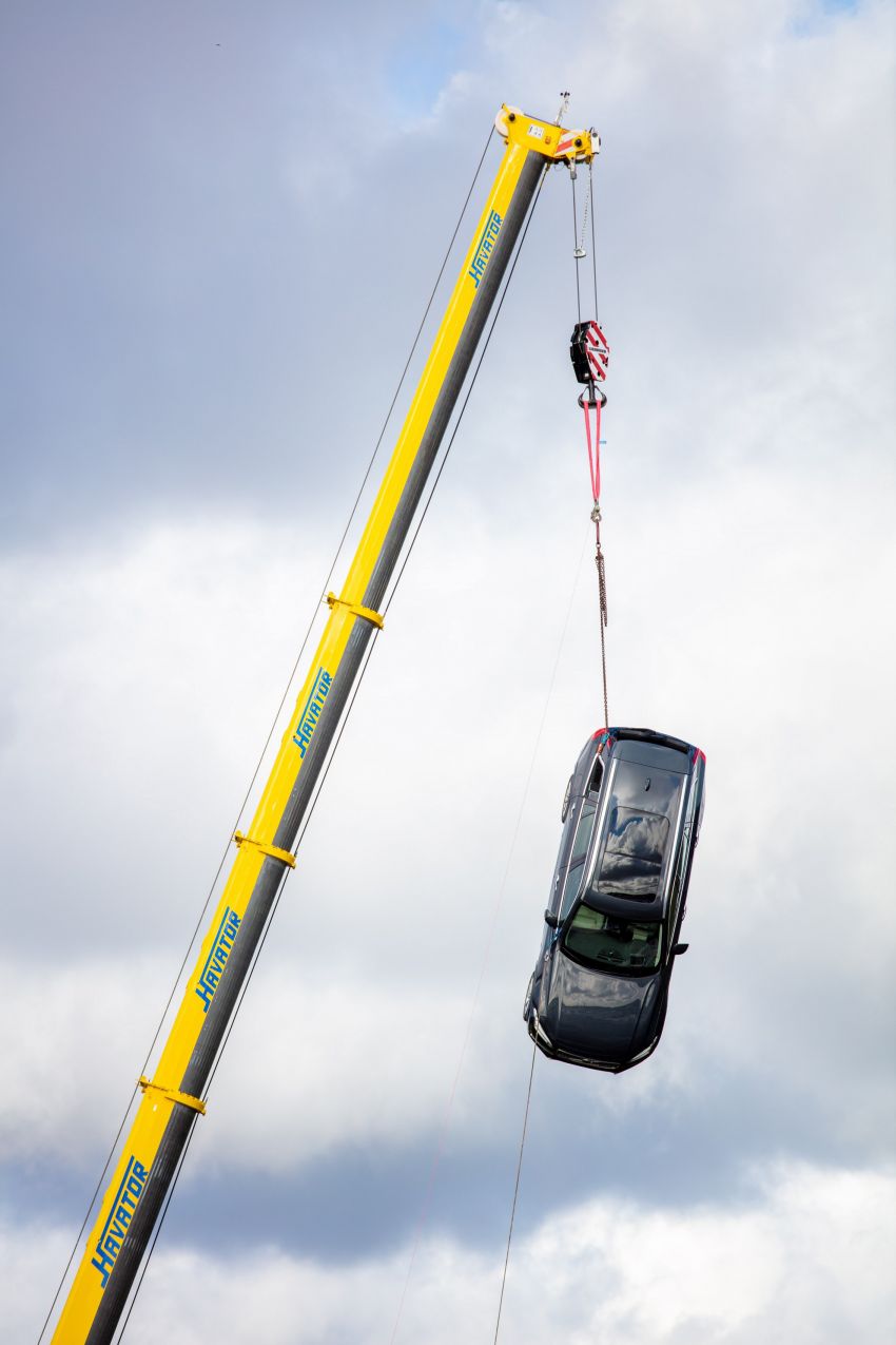 Volvo drops cars from 30 metres up to train rescuers Image #1210386