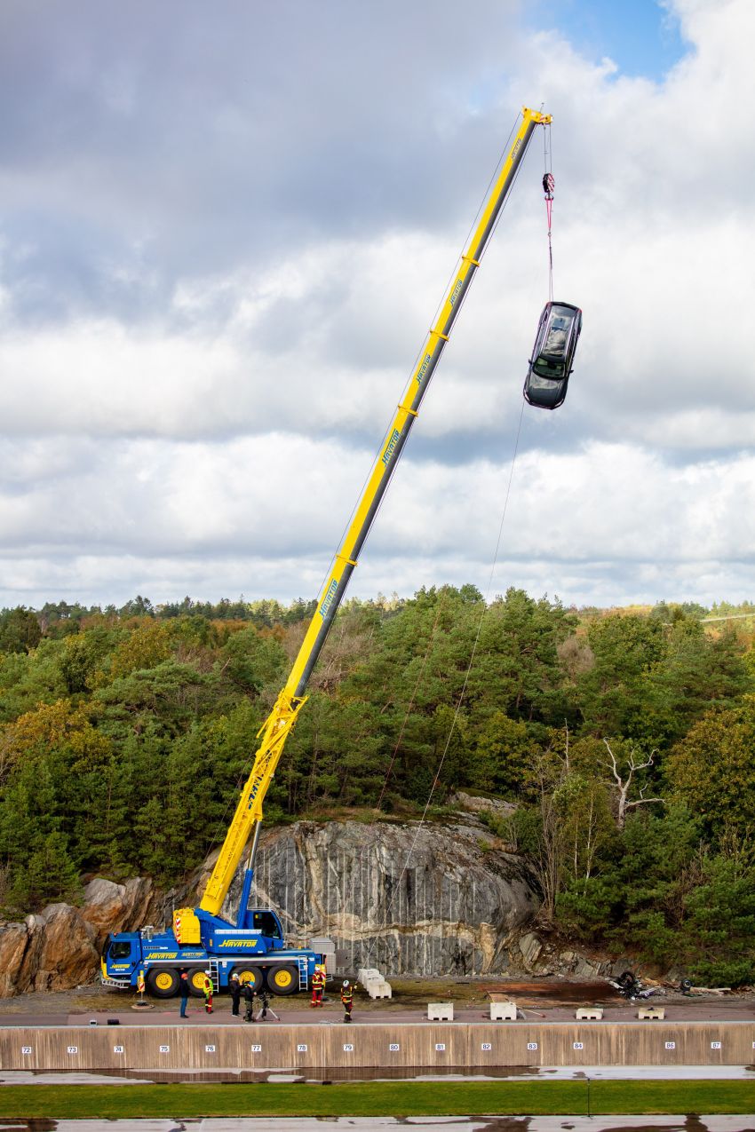 Volvo drops cars from 30 metres up to train rescuers Image #1210387