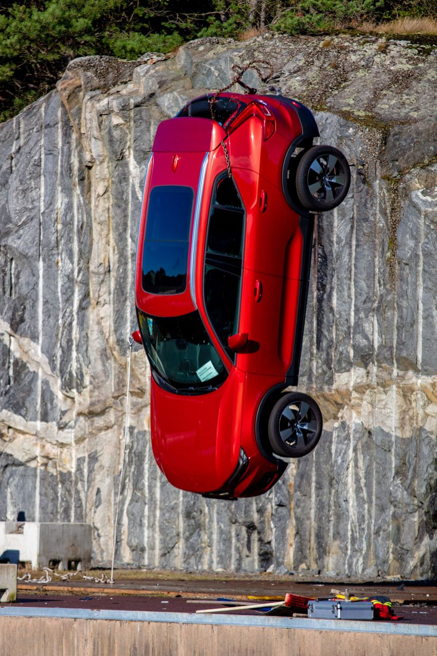Volvo drops cars from 30 metres up to train rescuers Image #1210389