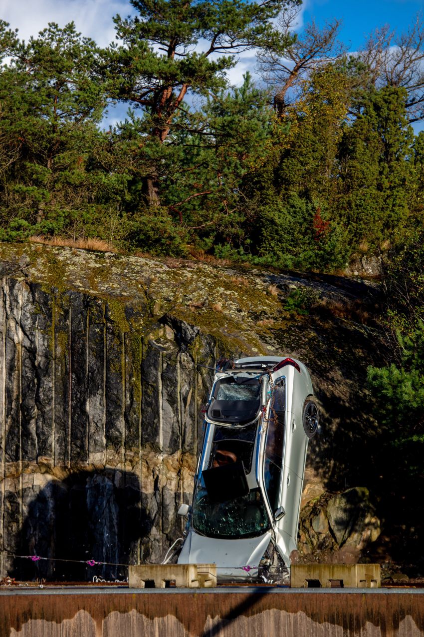 Volvo drops cars from 30 metres up to train rescuers 1210390