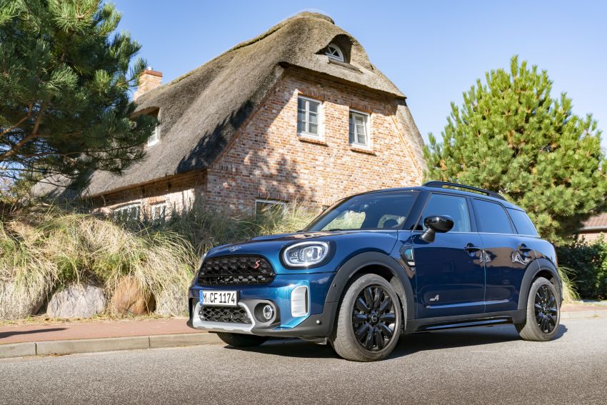 F60 MINI Countryman Boardwalk adds a splash of blue 1223120