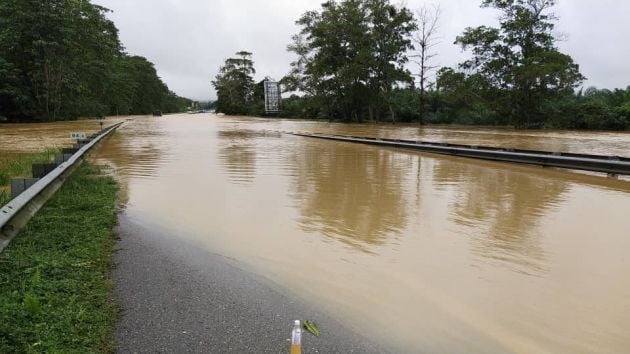East Coast Highway (LPT1) Karak to Lanchang stretch not passable due to flooding – delay your journey