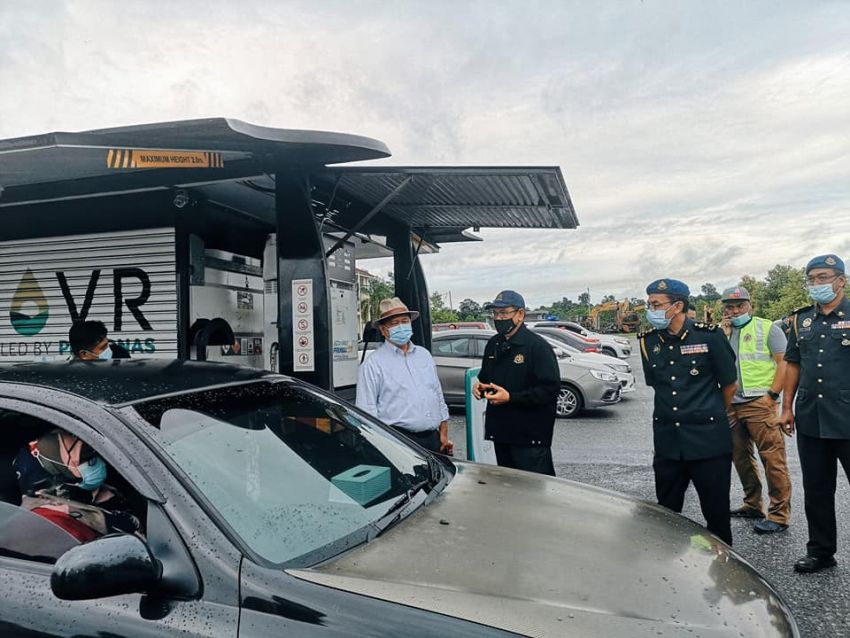 Petronas bawa trak pam minyak bergerak ROVR ke kawasan banjir di Kuala Lipis dengan 3,000L bahan api 1232704