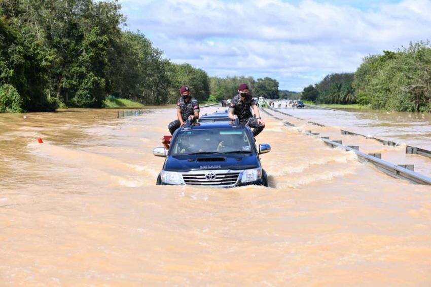 VIDEO: YDP Agong pandu sendiri Toyota Hilux redah banjir di LPT untuk bantu mangsa di Maran, Pahang 1231422
