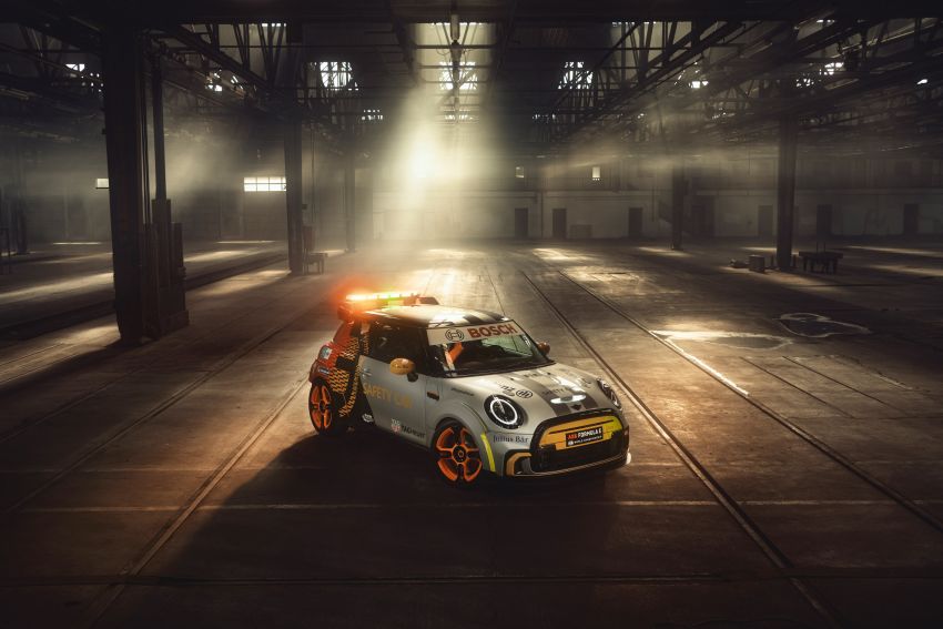 MINI Electric Pacesetter debuts as the new Formula E safety car – 130 kg lighter; aero kit; racing suspension 1271296