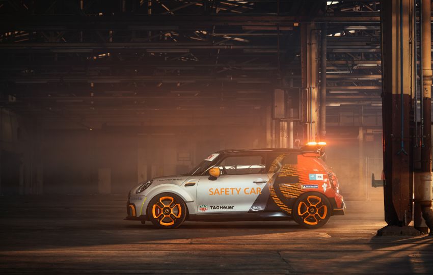 MINI Electric Pacesetter debuts as the new Formula E safety car – 130 kg lighter; aero kit; racing suspension 1271309