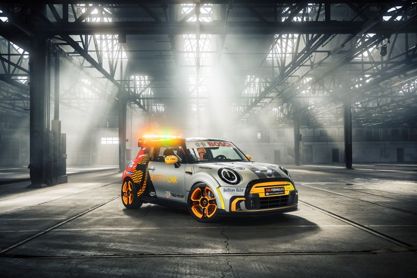 MINI Electric Pacesetter debuts as the new Formula E safety car – 130 kg lighter; aero kit; racing suspension 1271298
