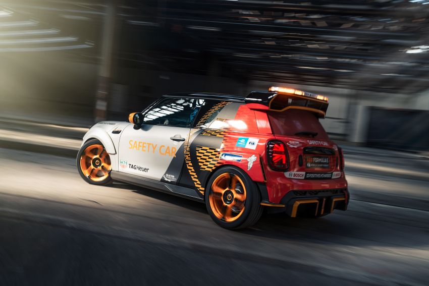 MINI Electric Pacesetter debuts as the new Formula E safety car – 130 kg lighter; aero kit; racing suspension 1271344