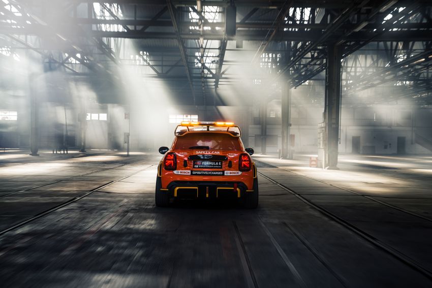 MINI Electric Pacesetter debuts as the new Formula E safety car – 130 kg lighter; aero kit; racing suspension 1271345
