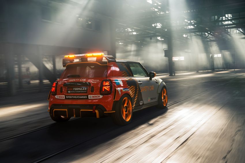 MINI Electric Pacesetter debuts as the new Formula E safety car – 130 kg lighter; aero kit; racing suspension 1271346