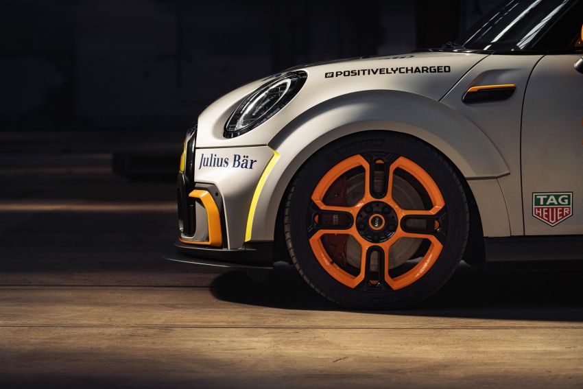 MINI Electric Pacesetter debuts as the new Formula E safety car – 130 kg lighter; aero kit; racing suspension 1271348