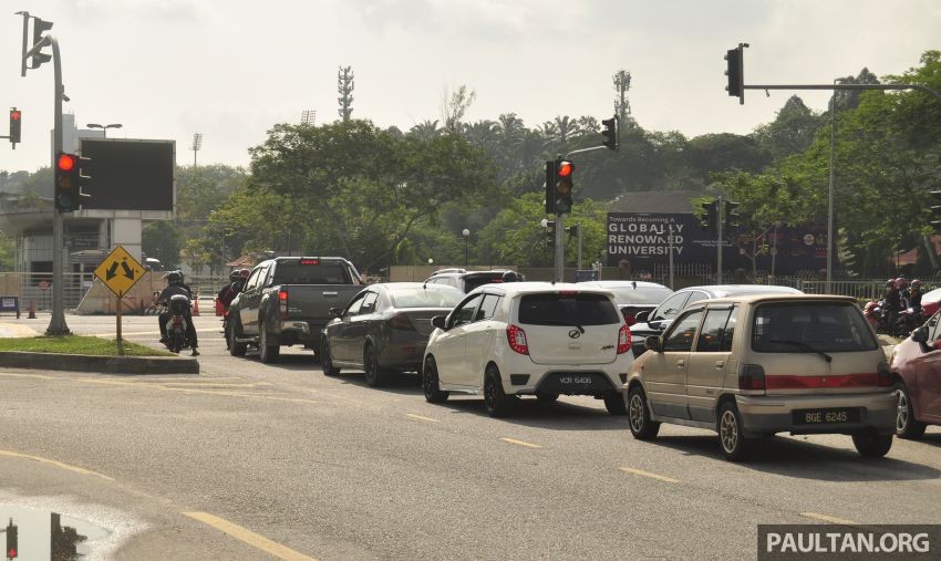 Pembeli jualan di lampu isyarat boleh didenda RM2,000, Polis Johor kini lancarkan Ops Kesedaran 1263796